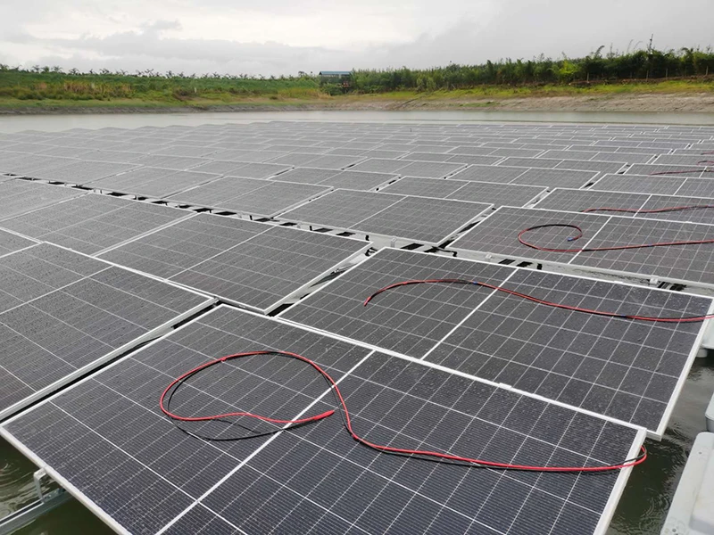 Pannelli fotovoltaici galleggianti nel lago